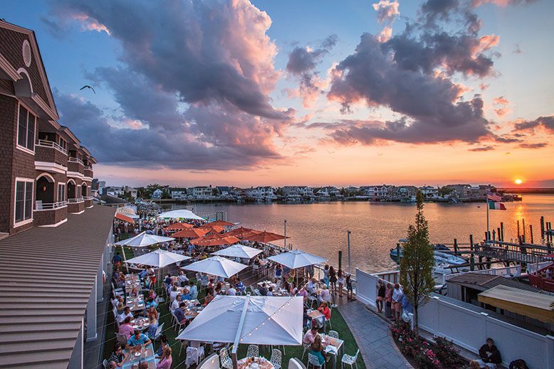 Sunset Spectacles - Seaside Eateries: The Allure of Coastal Outdoor Restaurants