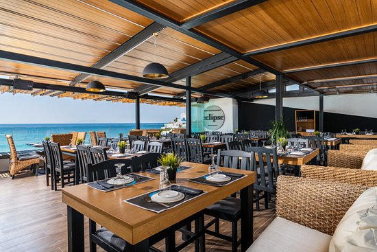Coastal Cuisine - Seaside Eateries: The Allure of Coastal Outdoor Restaurants